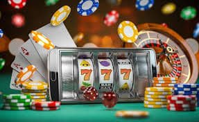 Roda roulette dalam aksi Roda roulette yang berputar dengan bola selama permainan